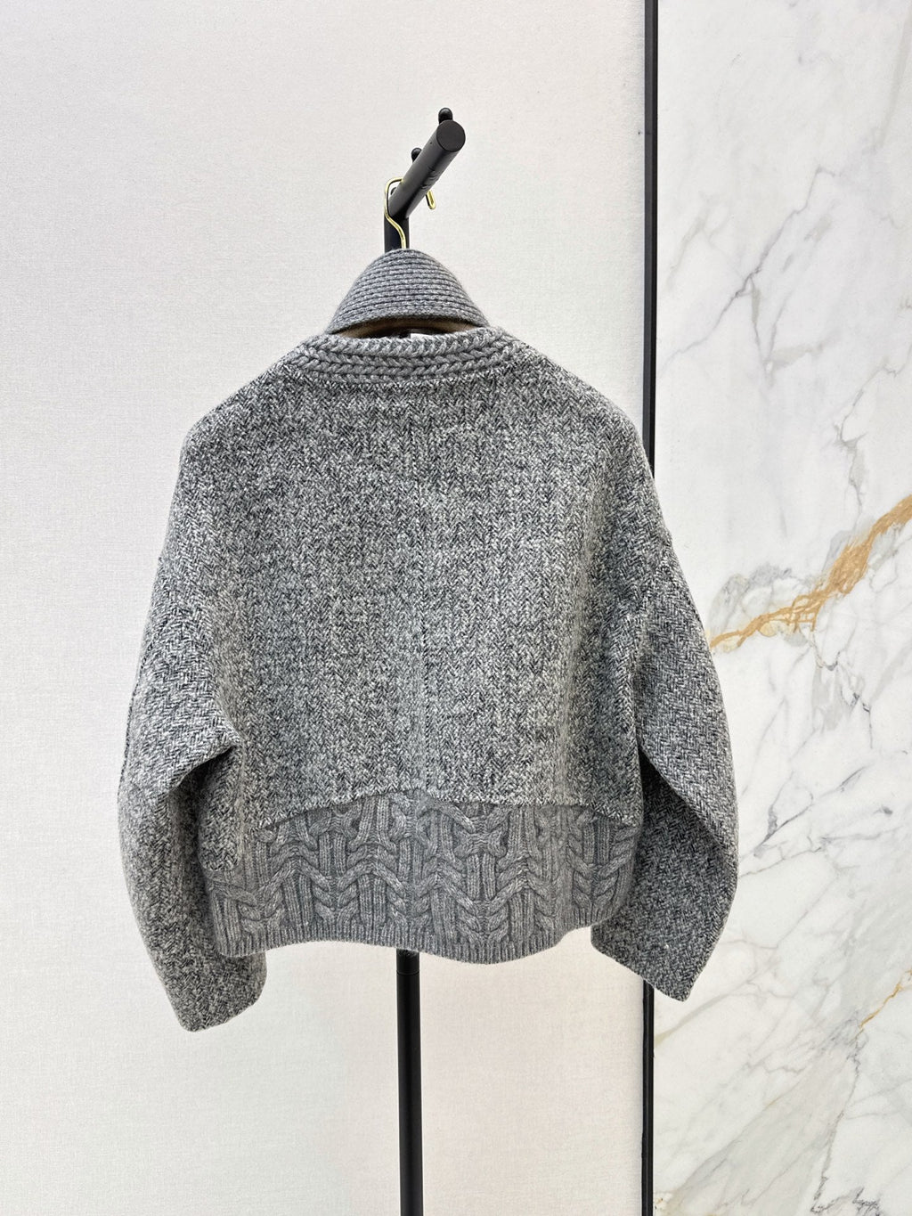 26Latest Autumn/Winter "Old Money" Style Reversible Wool-Blend & Cable-Knit Cardigan (Includes Matching Scarf)