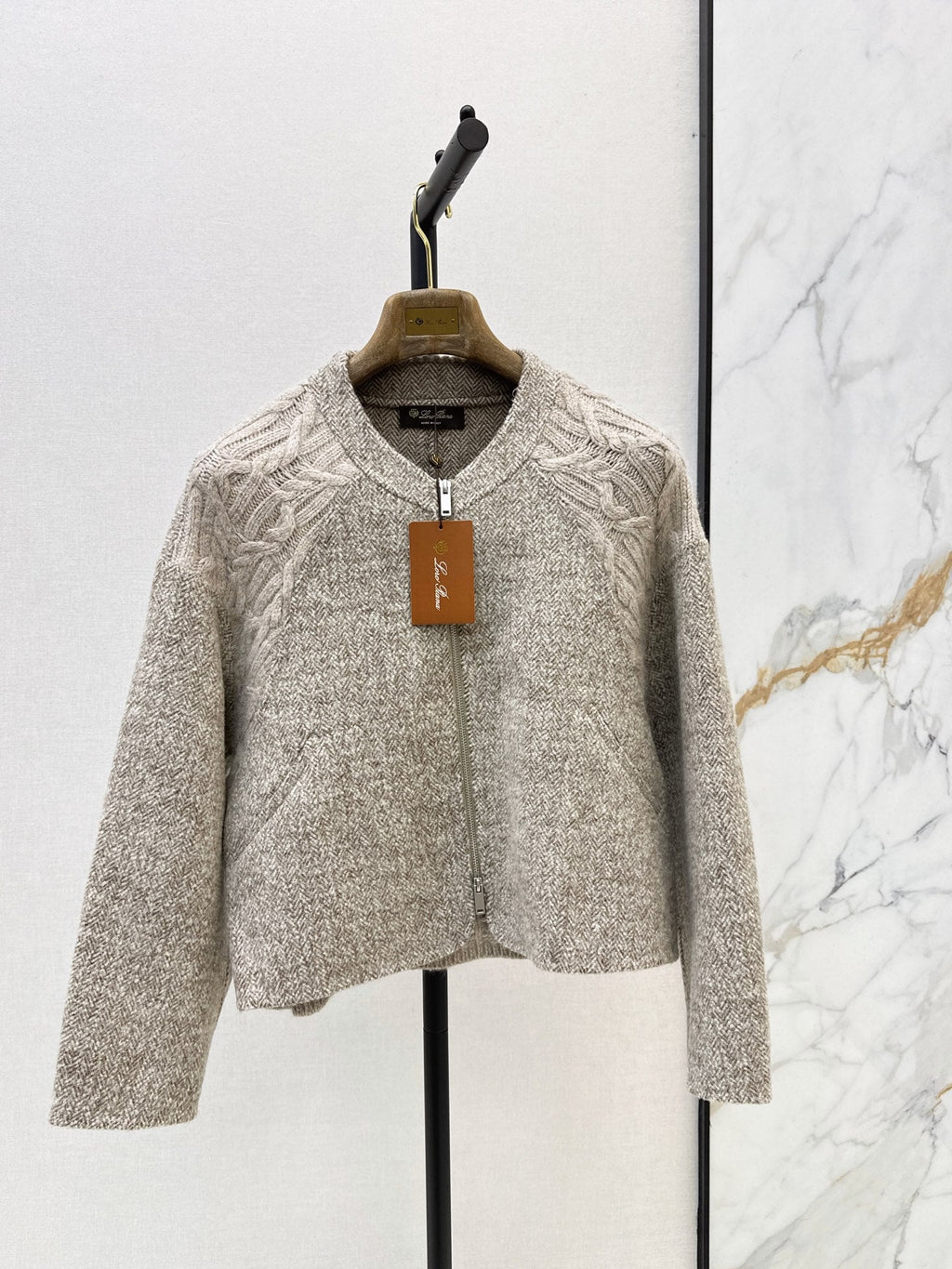 26Latest Autumn/Winter "Old Money" Style Reversible Wool-Blend & Cable-Knit Cardigan (Includes Matching Scarf)
