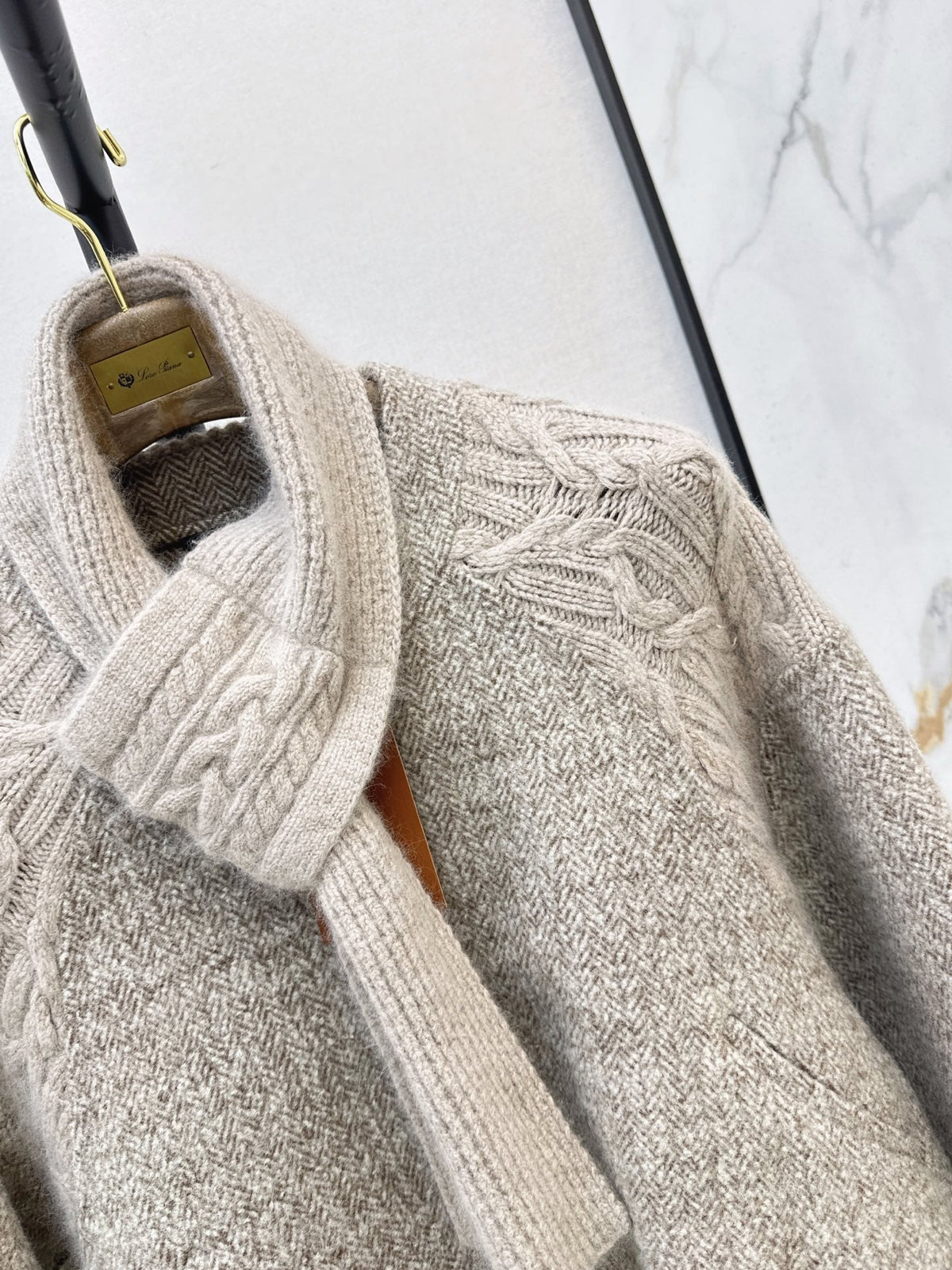 26Latest Autumn/Winter "Old Money" Style Reversible Wool-Blend & Cable-Knit Cardigan (Includes Matching Scarf)