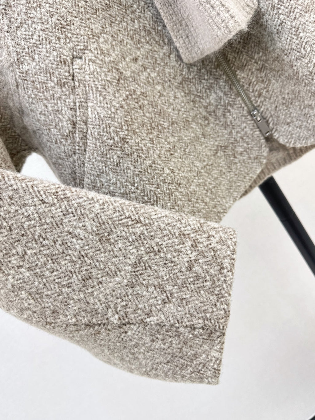 26Latest Autumn/Winter "Old Money" Style Reversible Wool-Blend & Cable-Knit Cardigan (Includes Matching Scarf)