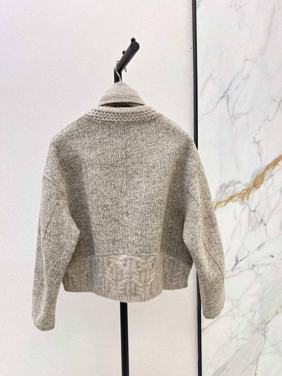 26Latest Autumn/Winter "Old Money" Style Reversible Wool-Blend & Cable-Knit Cardigan (Includes Matching Scarf)