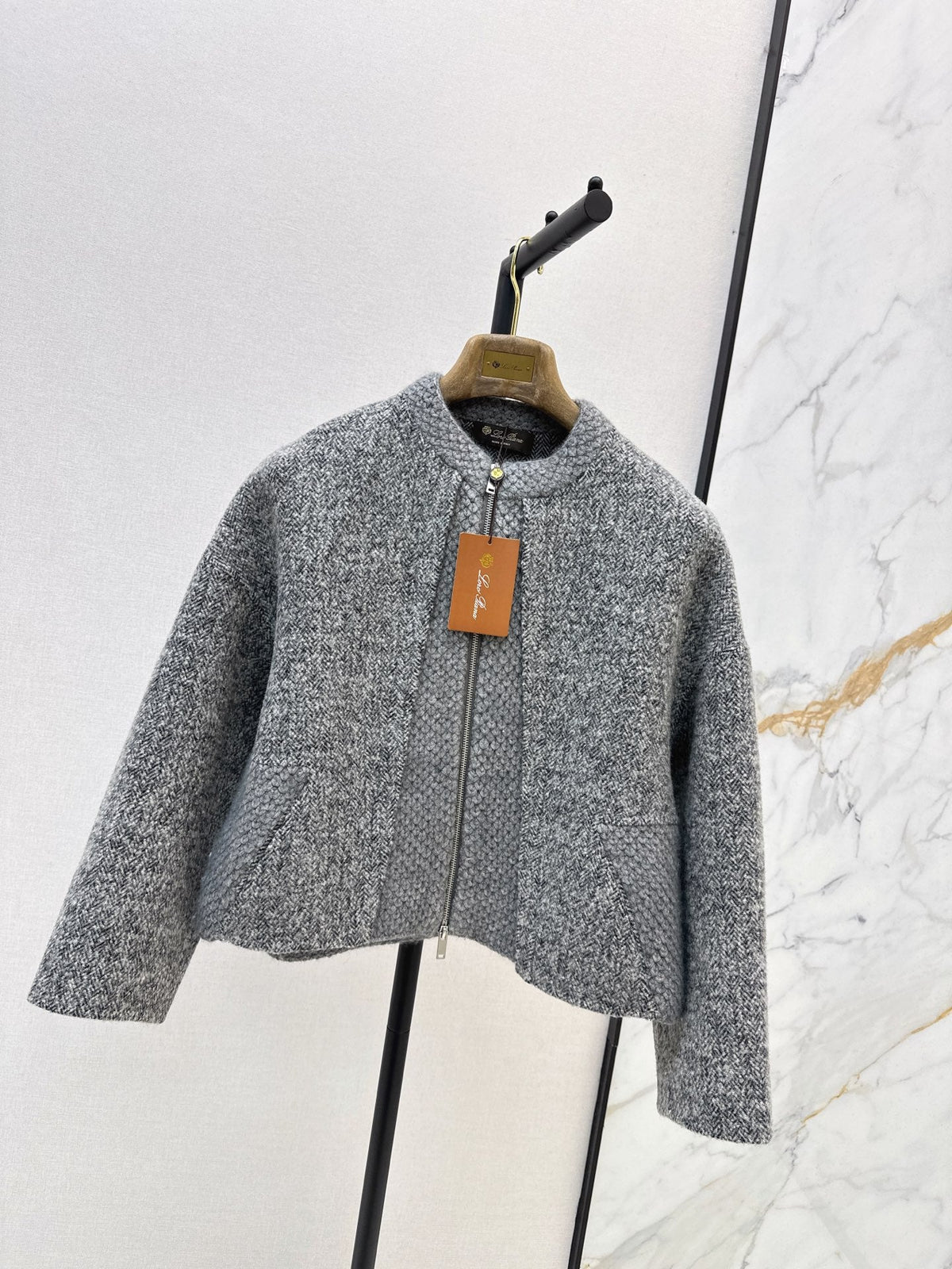 26Latest Autumn/Winter "Old Money" Style Reversible Wool-Blend Zip-Up Jacket with Cable-Knit Detailing