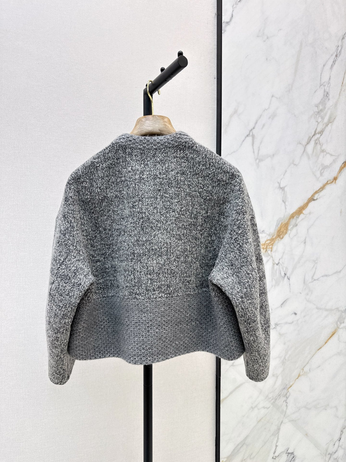 26Latest Autumn/Winter "Old Money" Style Reversible Wool-Blend Zip-Up Jacket with Cable-Knit Detailing