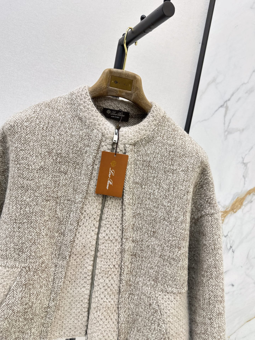 26Latest Autumn/Winter "Old Money" Style Reversible Wool-Blend Zip-Up Jacket with Cable-Knit Detailing