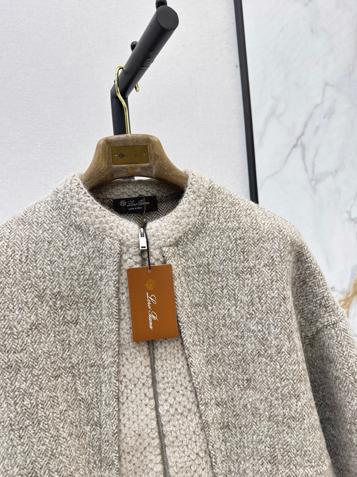 26Latest Autumn/Winter "Old Money" Style Reversible Wool-Blend Zip-Up Jacket with Cable-Knit Detailing