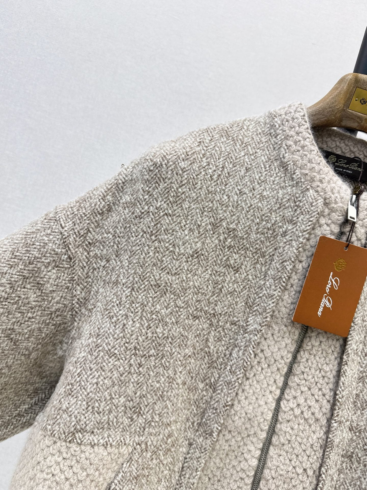 26Latest Autumn/Winter "Old Money" Style Reversible Wool-Blend Zip-Up Jacket with Cable-Knit Detailing