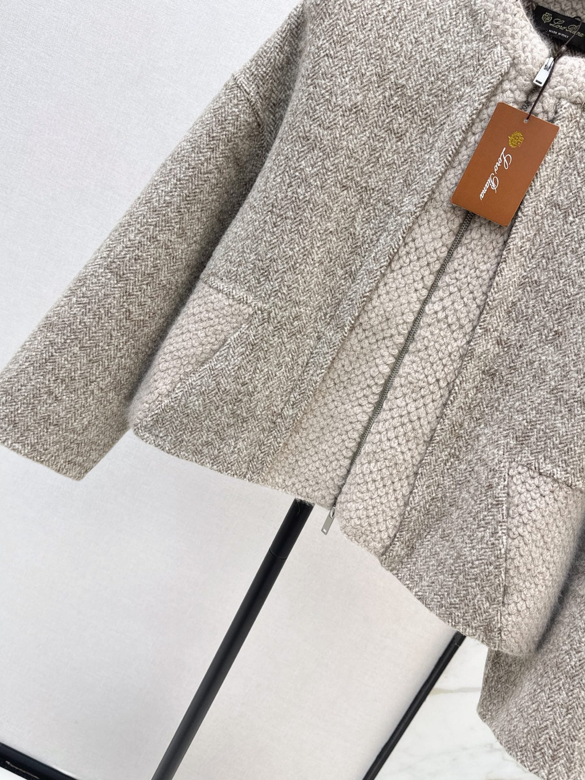 26Latest Autumn/Winter "Old Money" Style Reversible Wool-Blend Zip-Up Jacket with Cable-Knit Detailing