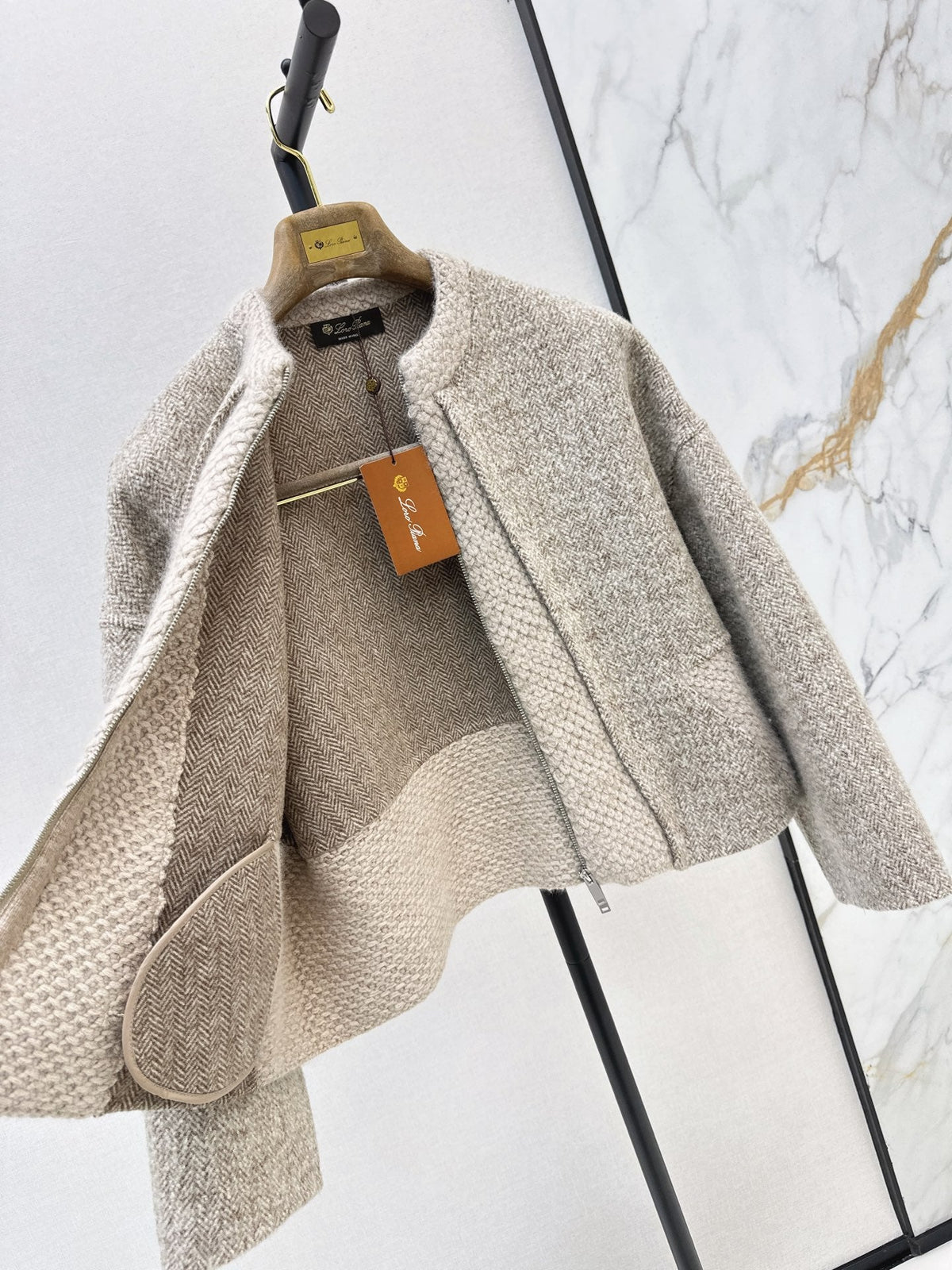 26Latest Autumn/Winter "Old Money" Style Reversible Wool-Blend Zip-Up Jacket with Cable-Knit Detailing