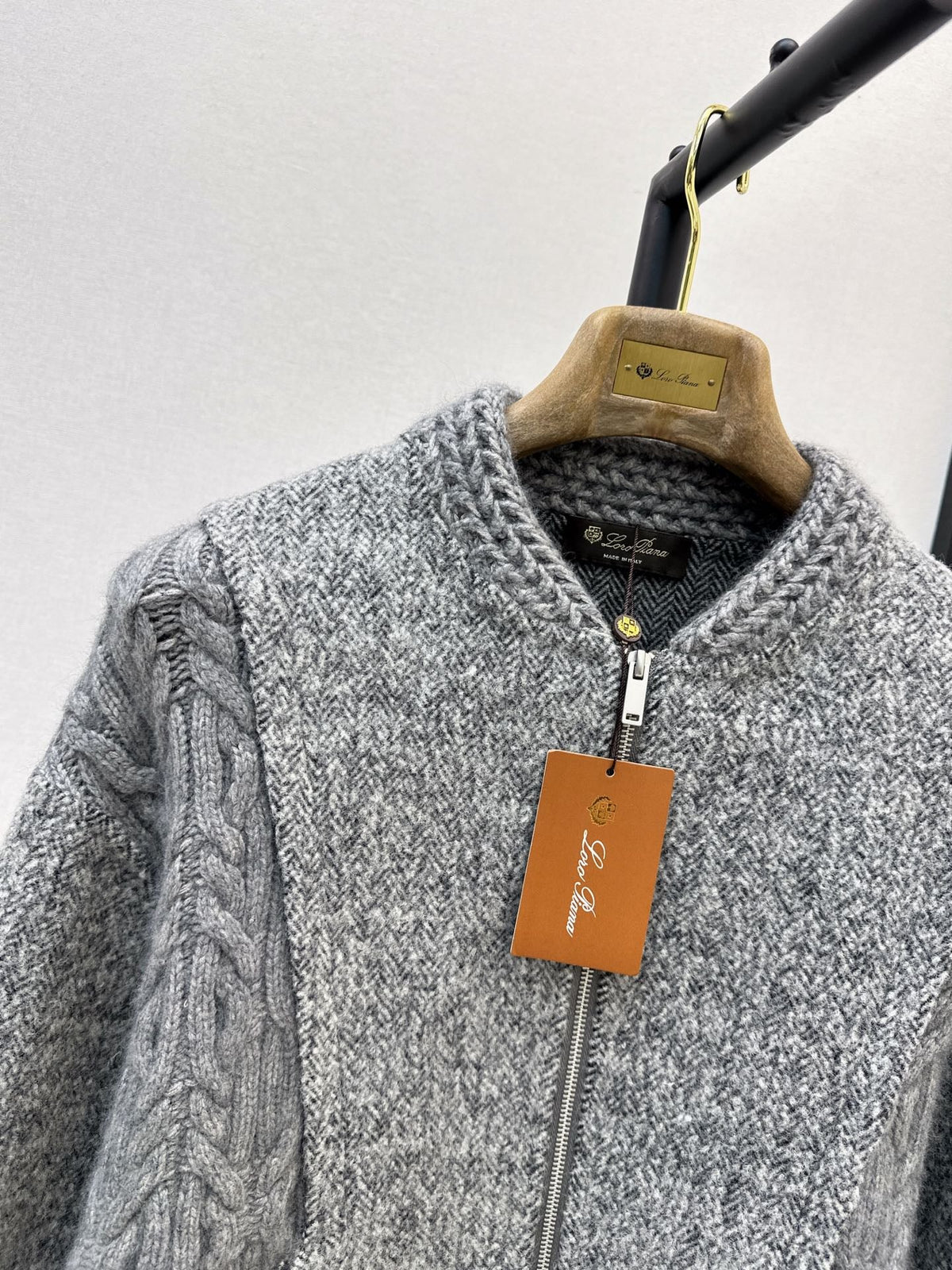 26Latest Autumn/Winter "Old Money" Style Reversible Wool-Blend Jacket: Jacquard & Solid Panel Design with Zip-Front & Crew Neck