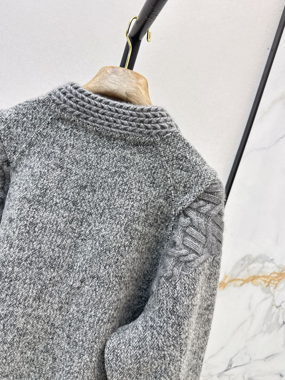 26Latest Autumn/Winter "Old Money" Style Reversible Wool-Blend Jacket: Jacquard & Solid Panel Design with Zip-Front & Crew Neck