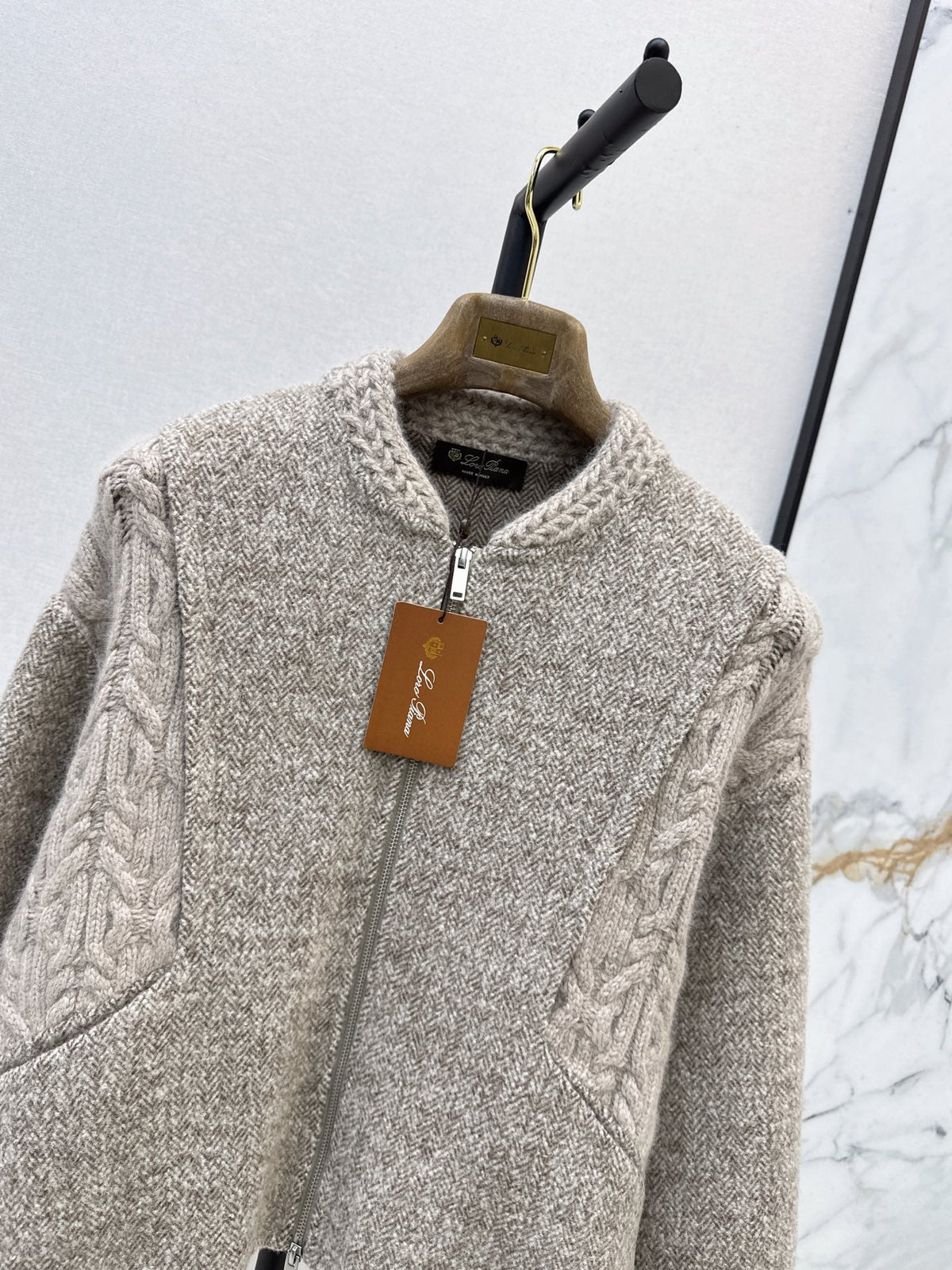 26Latest Autumn/Winter "Old Money" Style Reversible Wool-Blend Jacket: Jacquard & Solid Panel Design with Zip-Front & Crew Neck