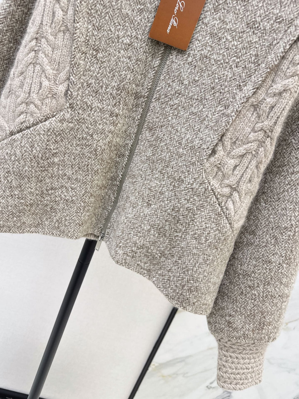 26Latest Autumn/Winter "Old Money" Style Reversible Wool-Blend Jacket: Jacquard & Solid Panel Design with Zip-Front & Crew Neck