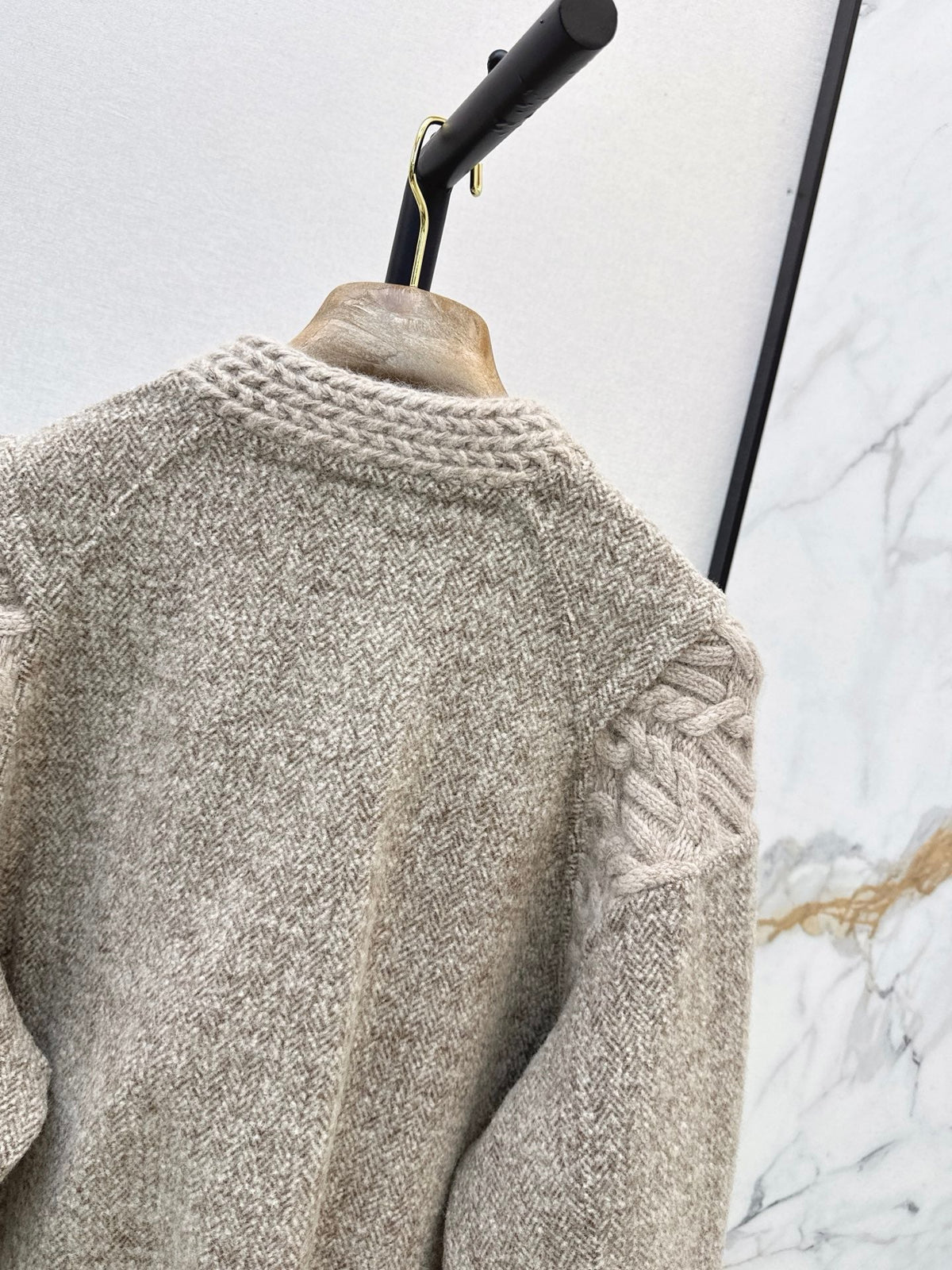 26Latest Autumn/Winter "Old Money" Style Reversible Wool-Blend Jacket: Jacquard & Solid Panel Design with Zip-Front & Crew Neck
