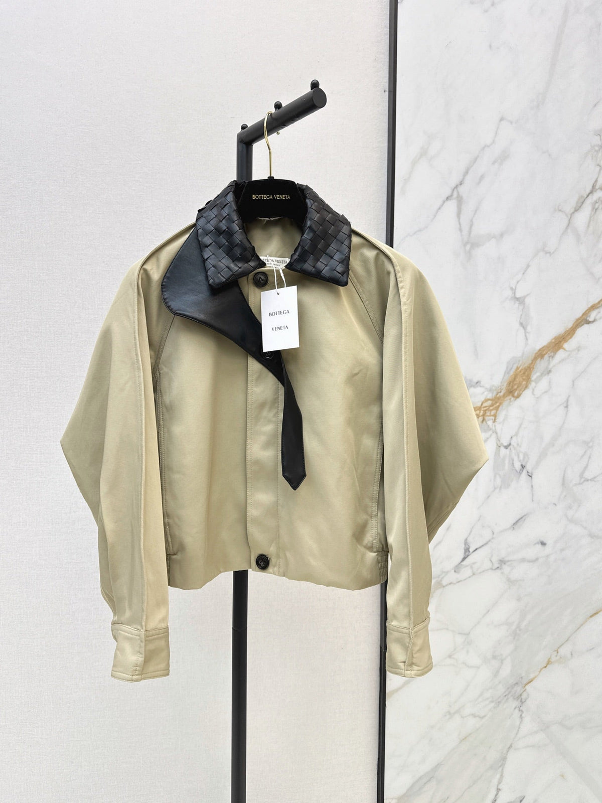 26Latest Autumn/Winter Cropped Trench Coat with Woven Leather Collar