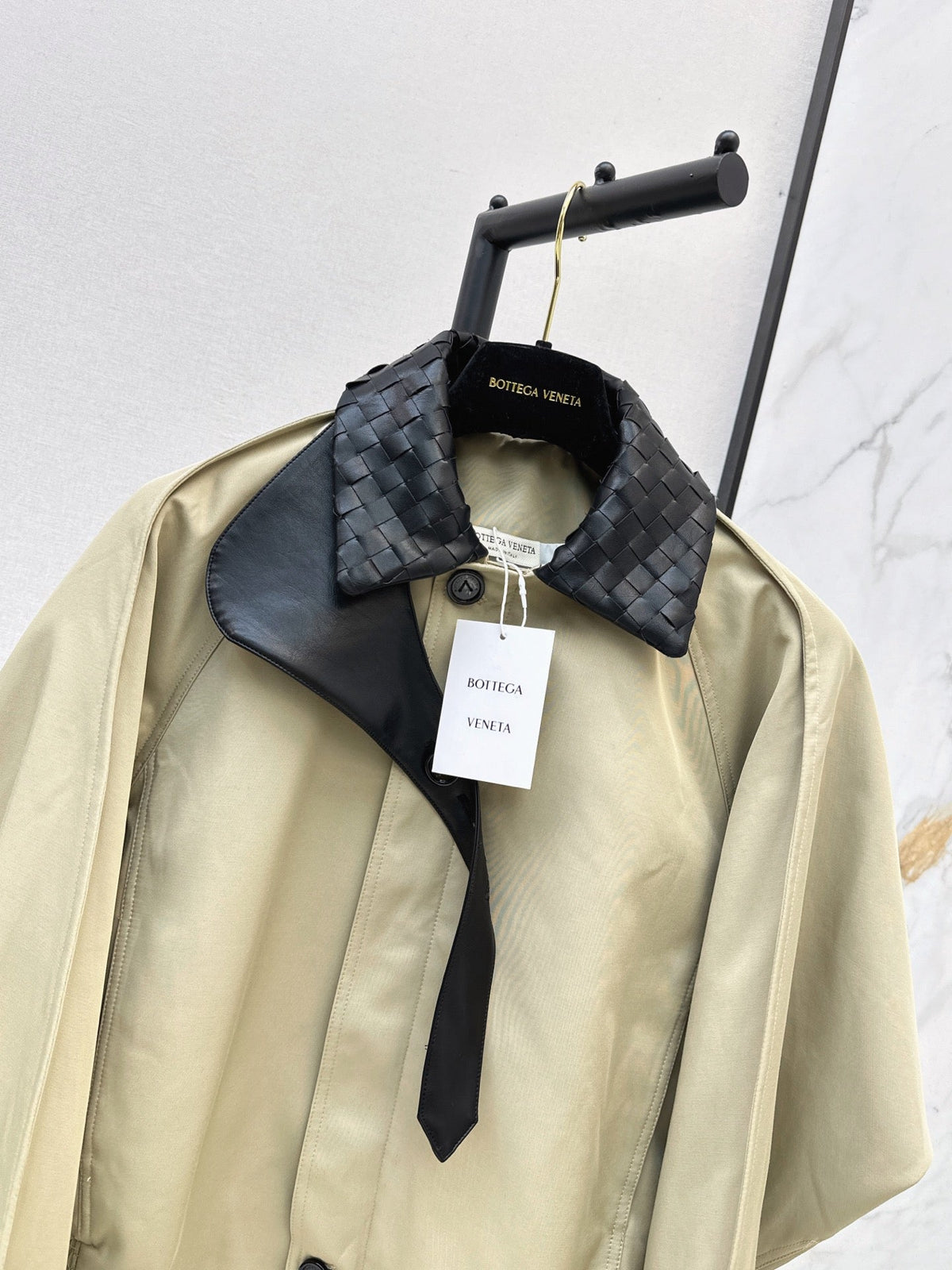 26Latest Autumn/Winter Cropped Trench Coat with Woven Leather Collar
