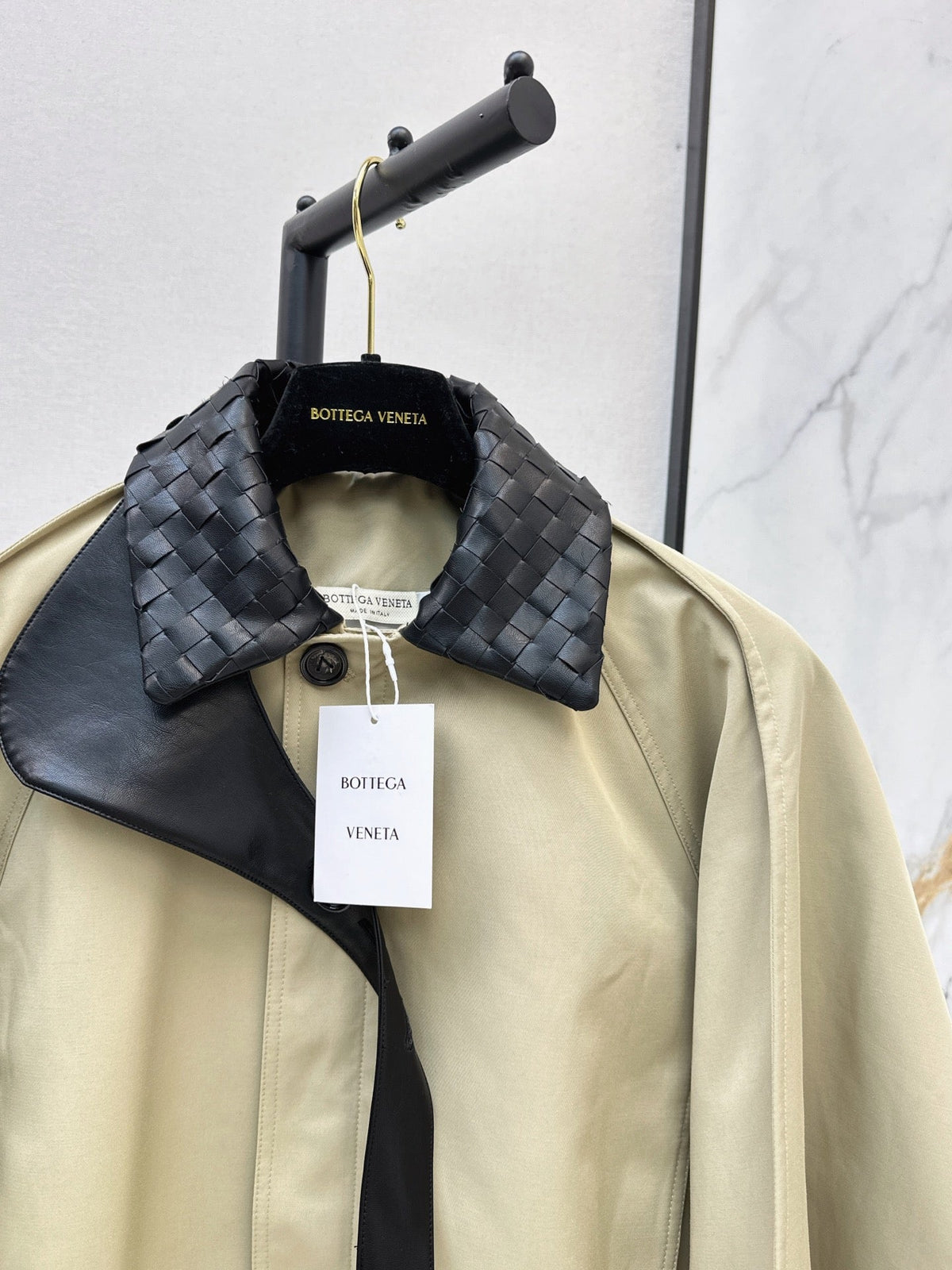 26Latest Autumn/Winter Cropped Trench Coat with Woven Leather Collar