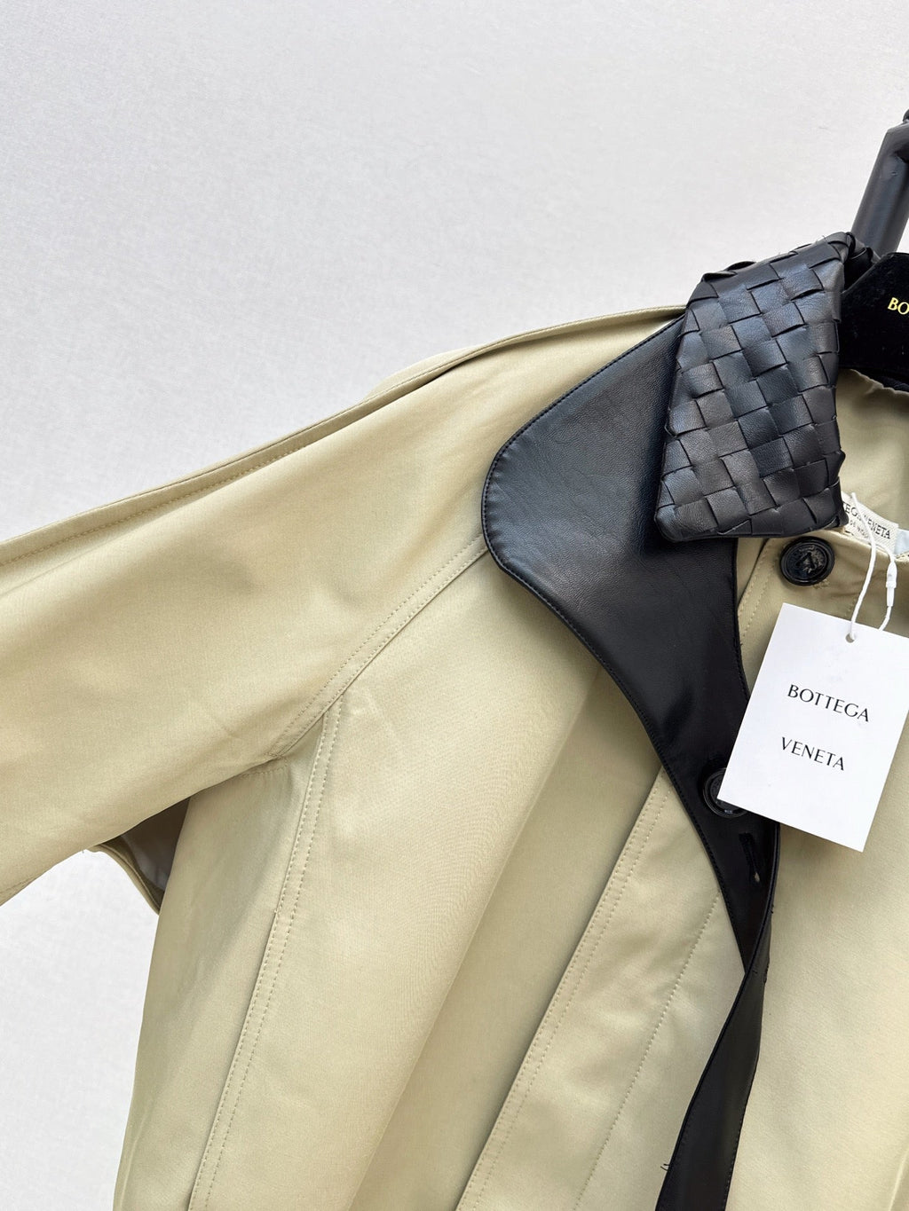 26Latest Autumn/Winter Cropped Trench Coat with Woven Leather Collar