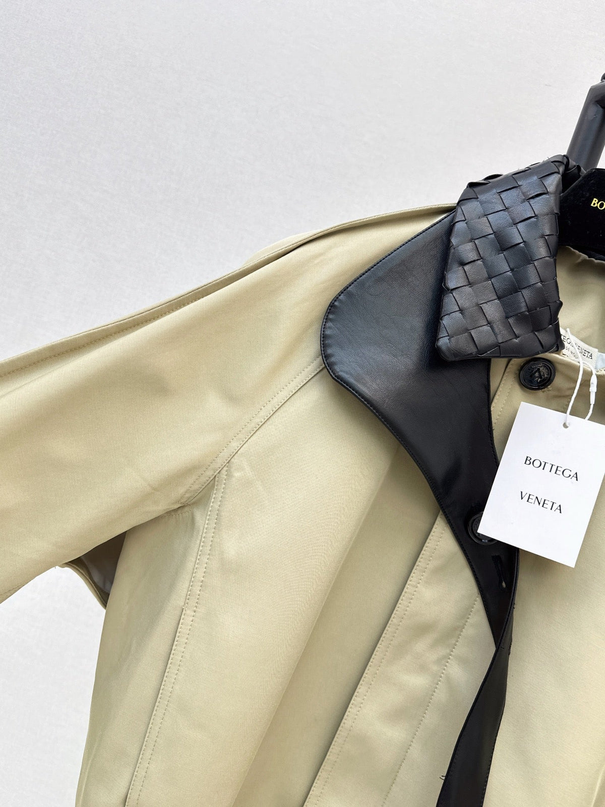 26Latest Autumn/Winter Cropped Trench Coat with Woven Leather Collar