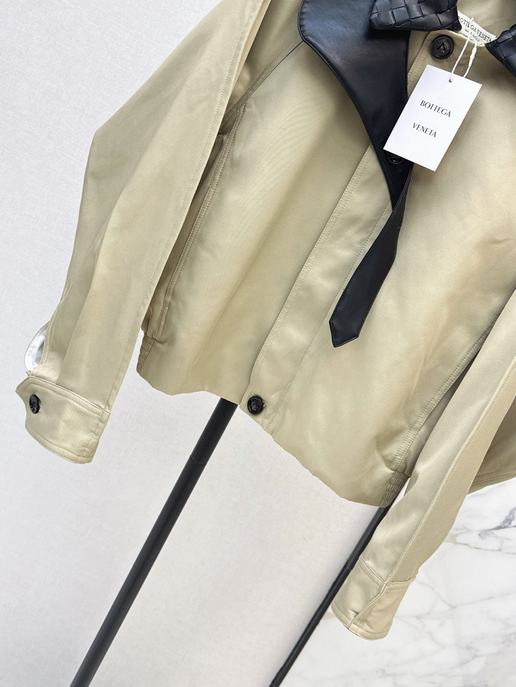 26Latest Autumn/Winter Cropped Trench Coat with Woven Leather Collar
