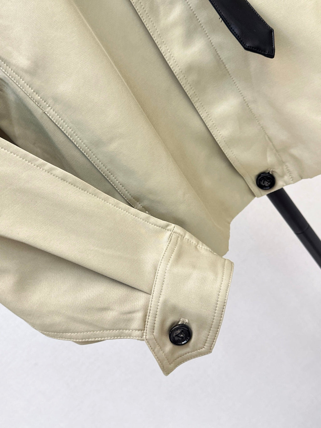 26Latest Autumn/Winter Cropped Trench Coat with Woven Leather Collar