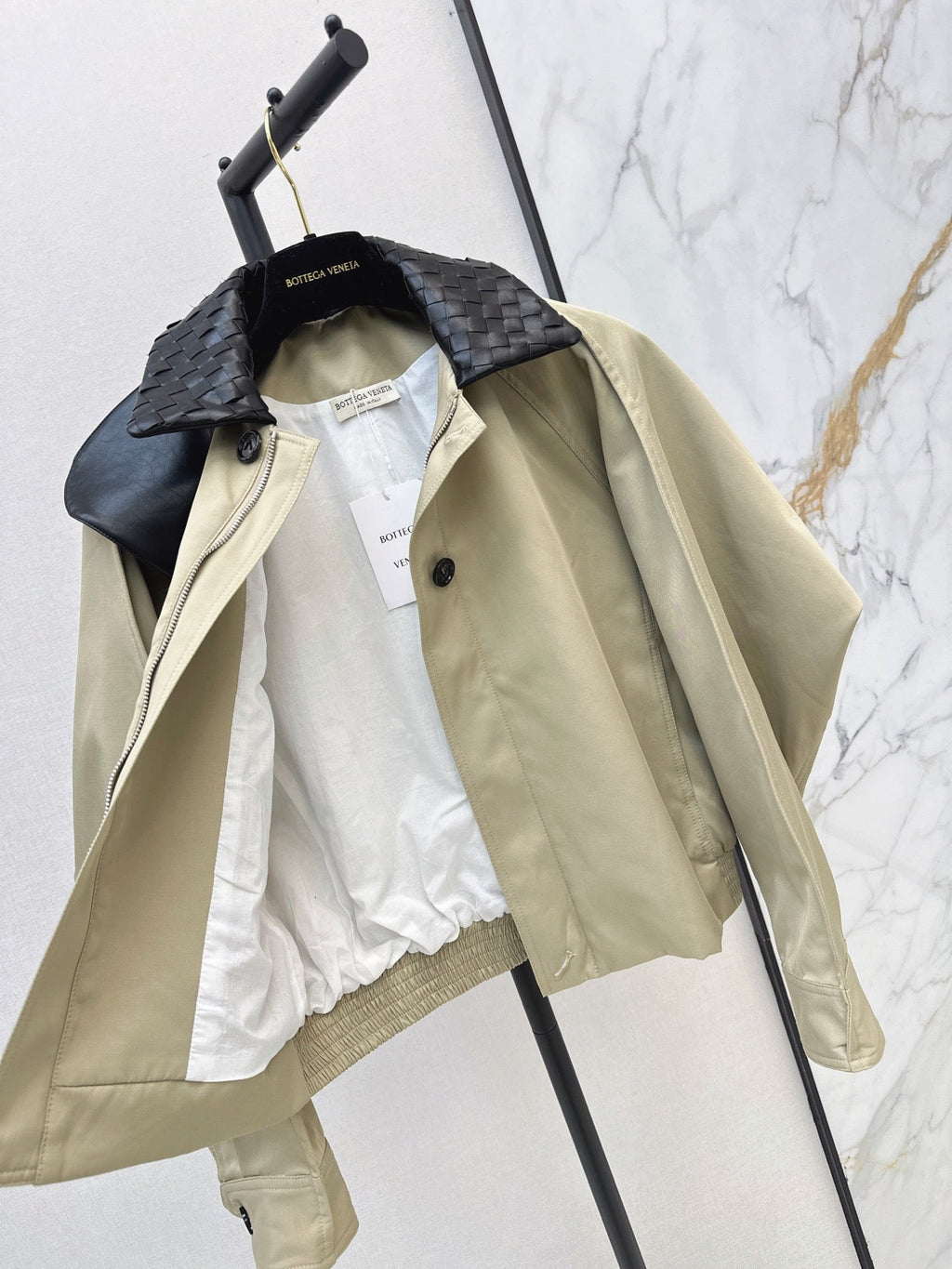 26Latest Autumn/Winter Cropped Trench Coat with Woven Leather Collar