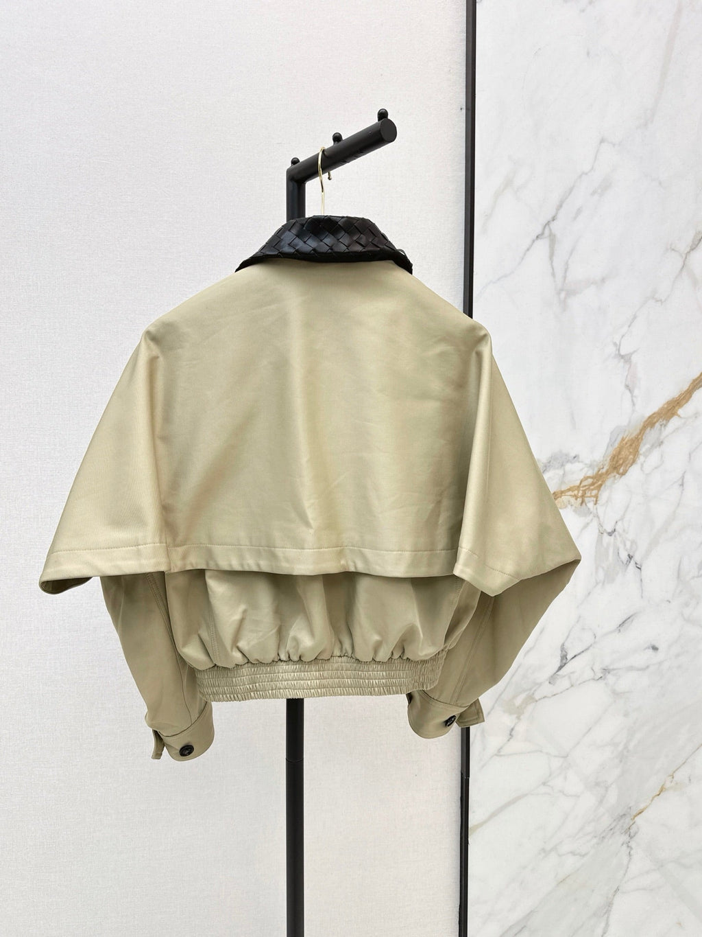 26Latest Autumn/Winter Cropped Trench Coat with Woven Leather Collar