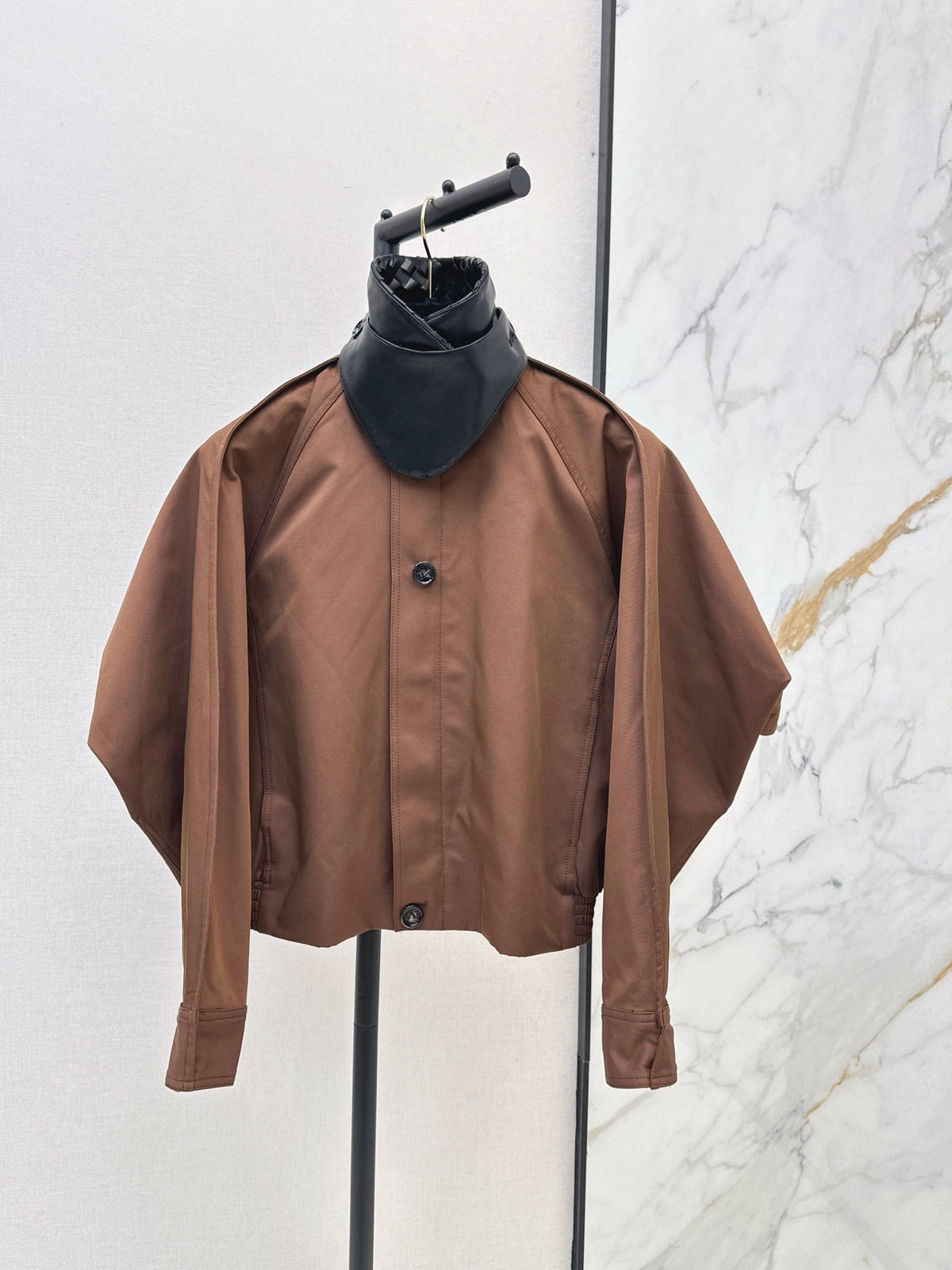 26Latest Autumn/Winter Cropped Trench Coat with Woven Leather Collar