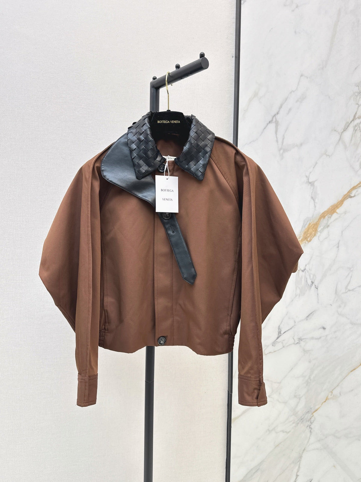 26Latest Autumn/Winter Cropped Trench Coat with Woven Leather Collar