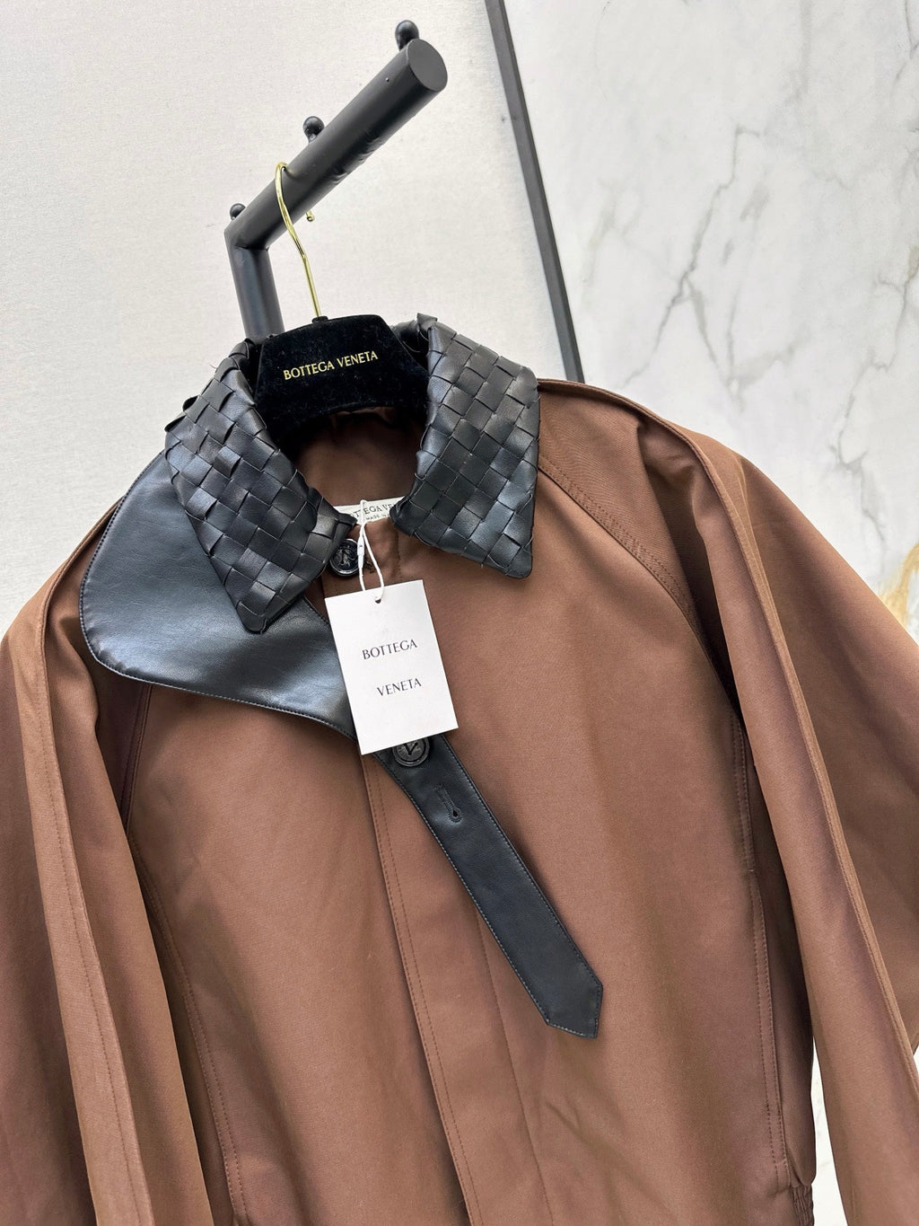 26Latest Autumn/Winter Cropped Trench Coat with Woven Leather Collar