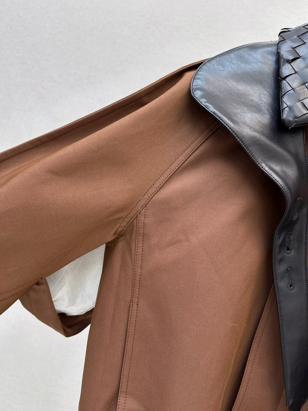26Latest Autumn/Winter Cropped Trench Coat with Woven Leather Collar