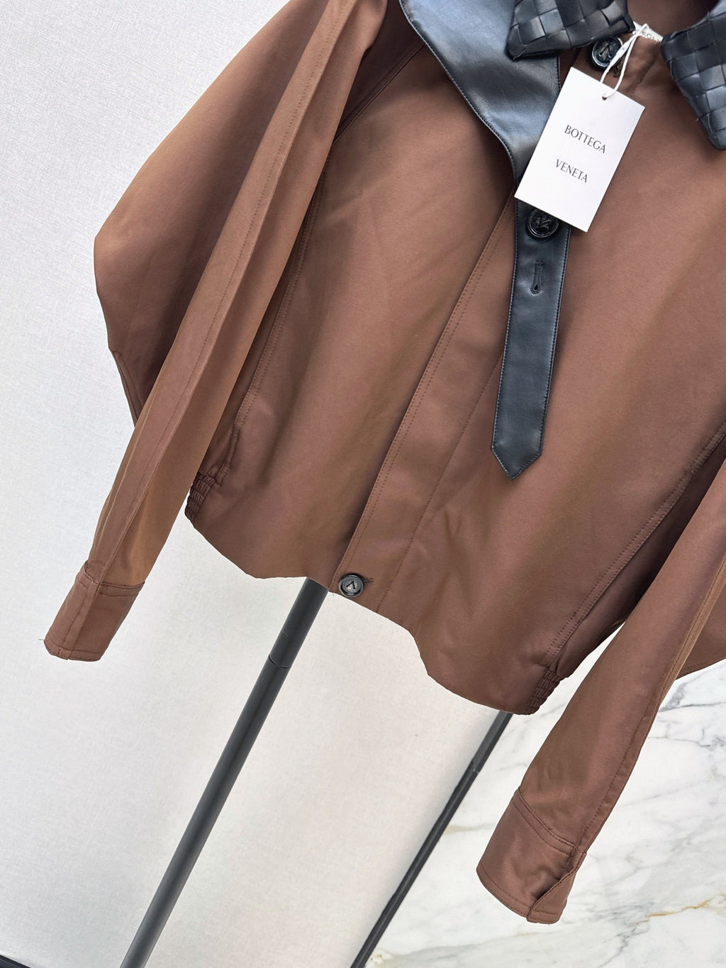 26Latest Autumn/Winter Cropped Trench Coat with Woven Leather Collar