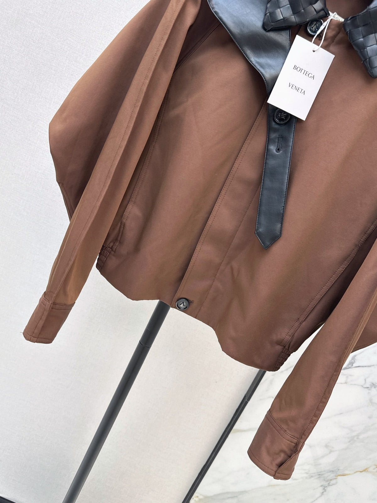 26Latest Autumn/Winter Cropped Trench Coat with Woven Leather Collar