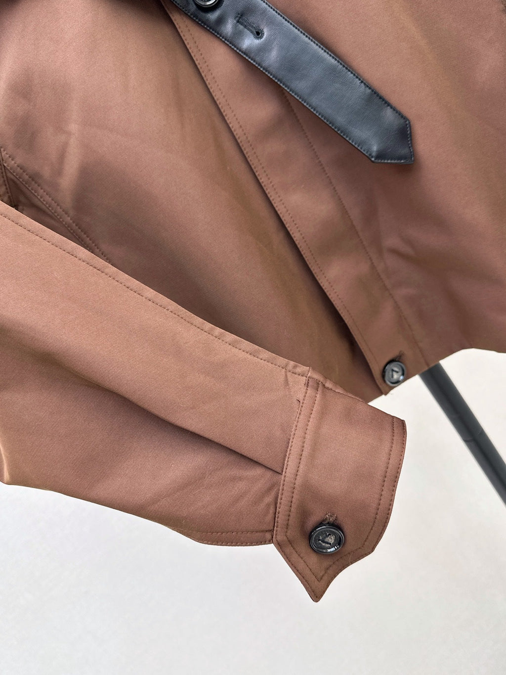 26Latest Autumn/Winter Cropped Trench Coat with Woven Leather Collar