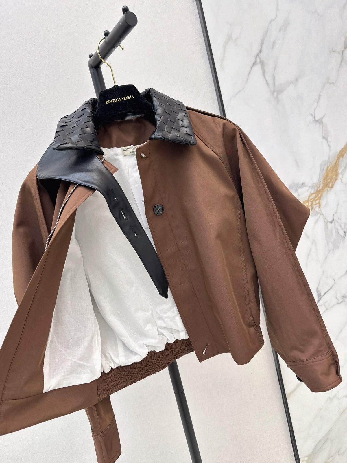 26Latest Autumn/Winter Cropped Trench Coat with Woven Leather Collar