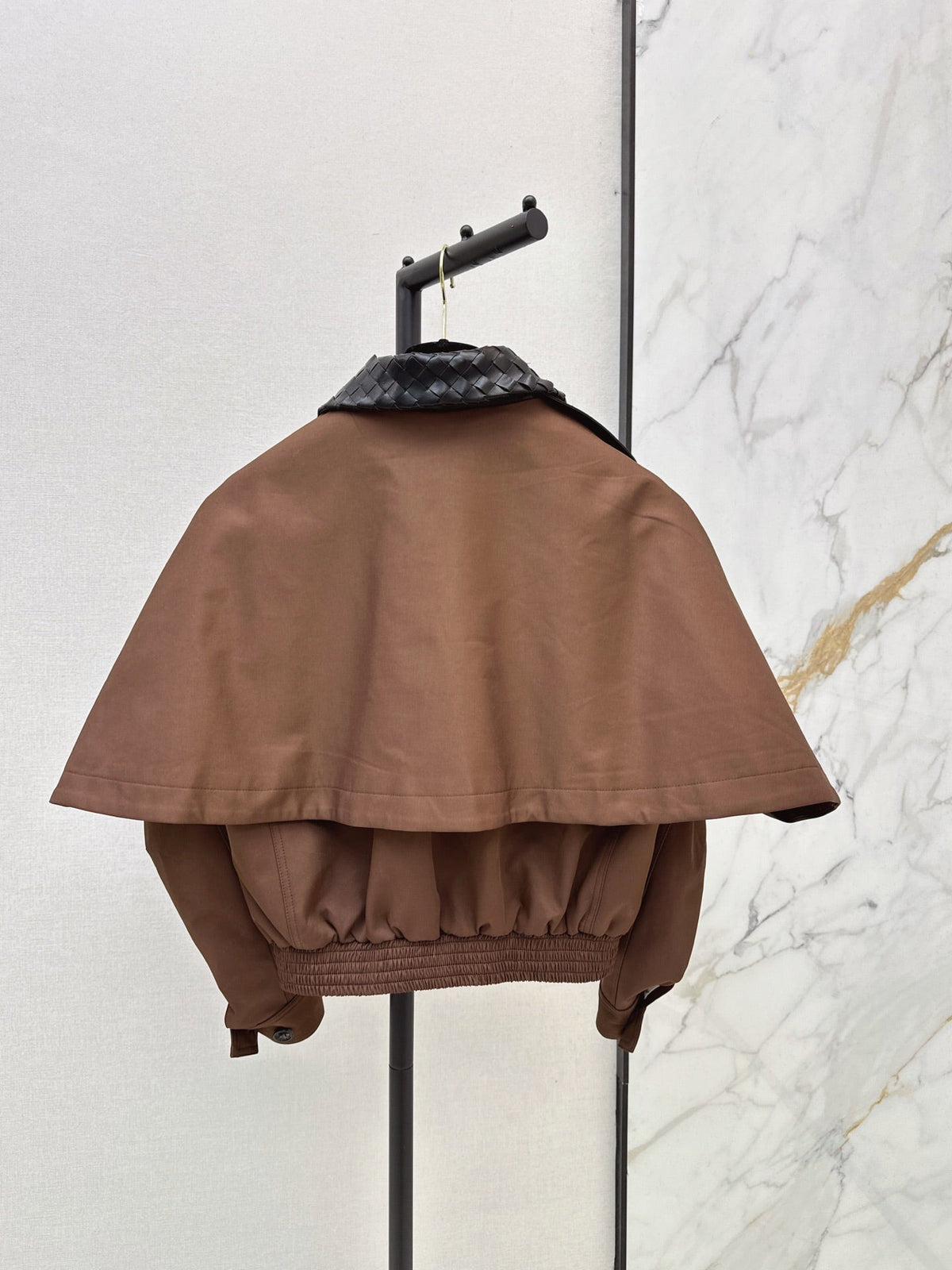 26Latest Autumn/Winter Cropped Trench Coat with Woven Leather Collar