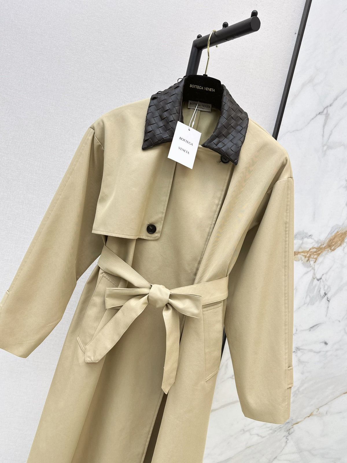 26Latest Autumn/Winter Long Trench Coat with Woven Leather Collar