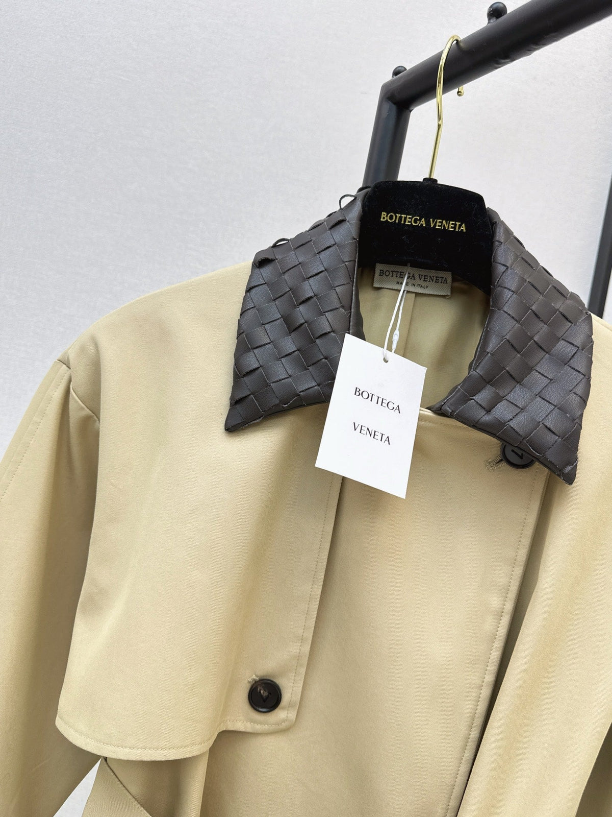 26Latest Autumn/Winter Long Trench Coat with Woven Leather Collar