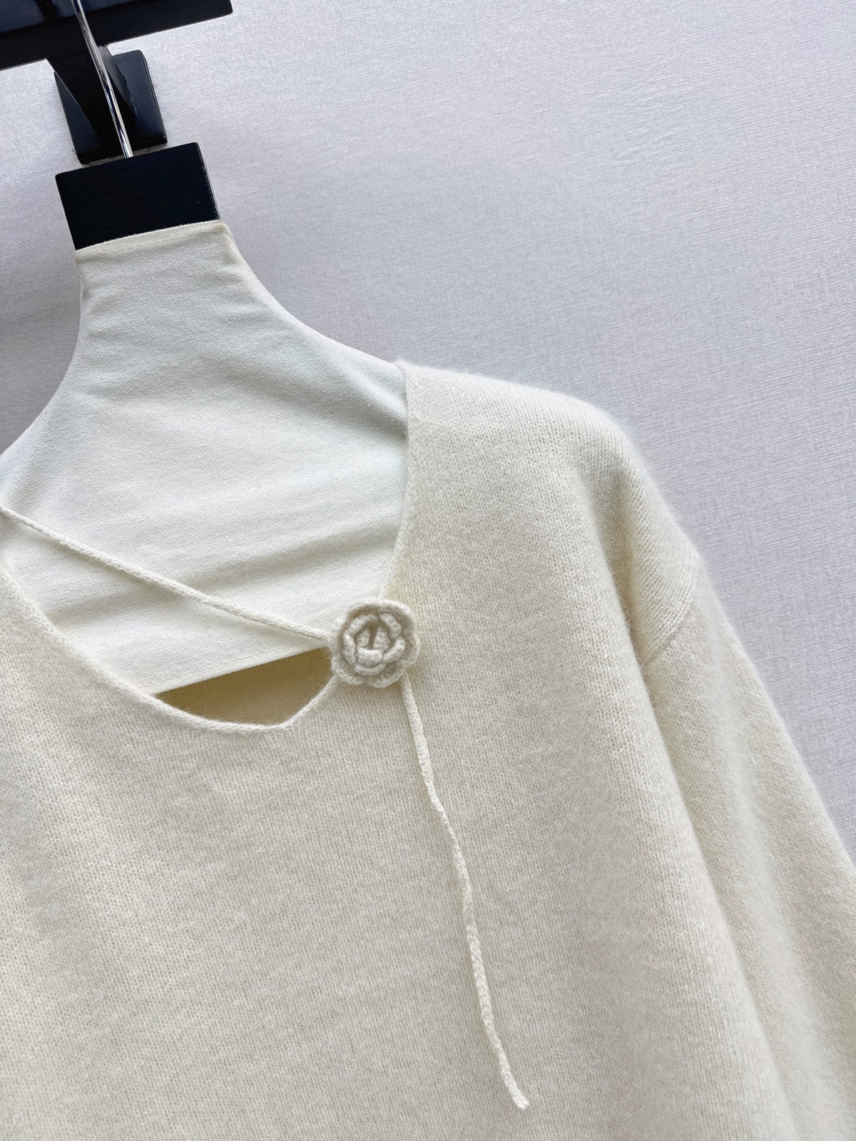 26Latest Autumn/Winter V-Neck Sweater with 3D Floral Embellishments