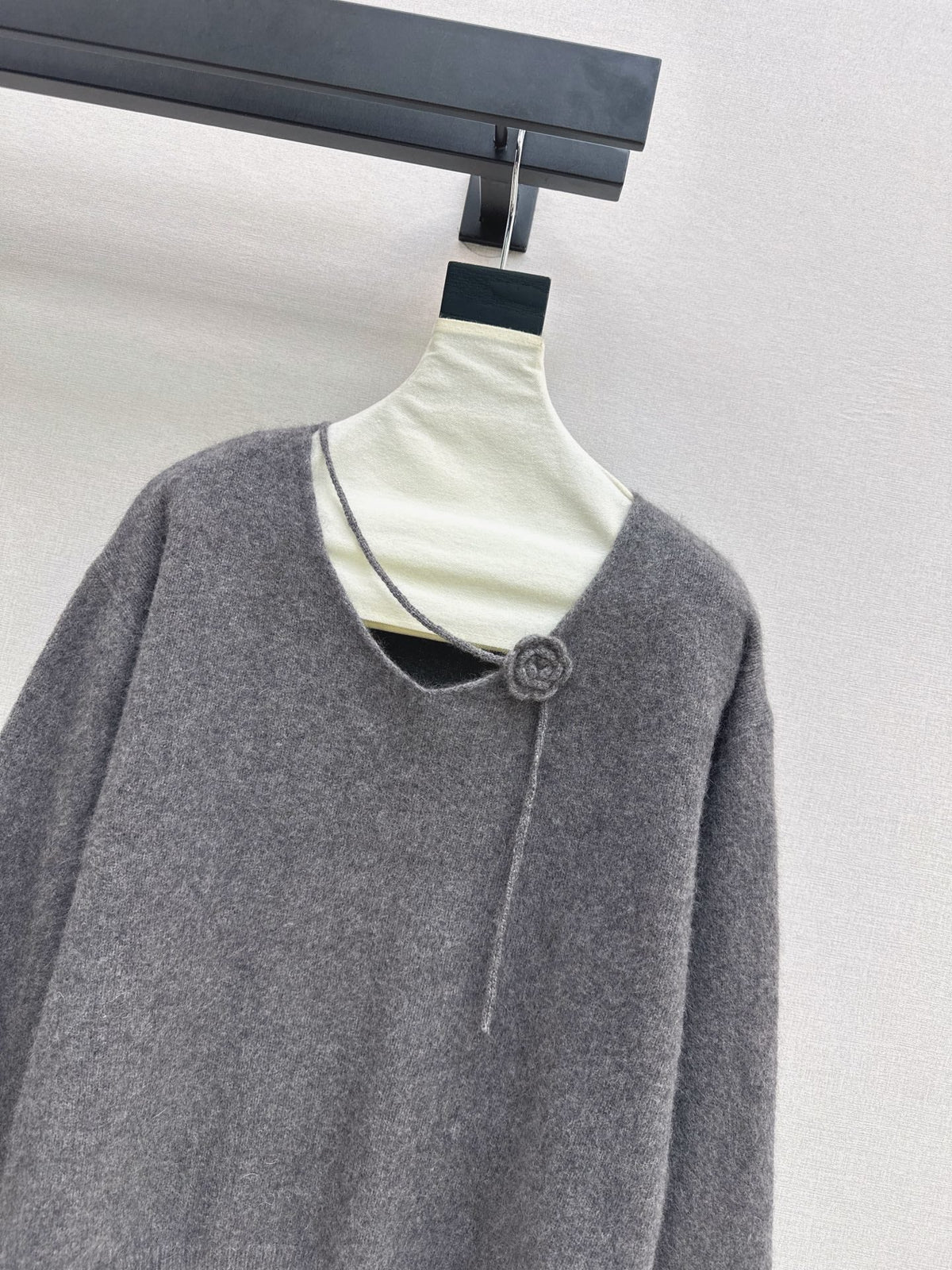 26Latest Autumn/Winter V-Neck Sweater with 3D Floral Embellishments