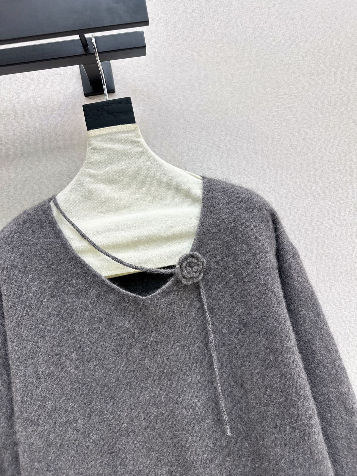 26Latest Autumn/Winter V-Neck Sweater with 3D Floral Embellishments