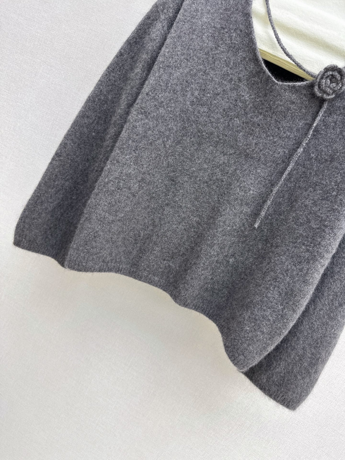 26Latest Autumn/Winter V-Neck Sweater with 3D Floral Embellishments