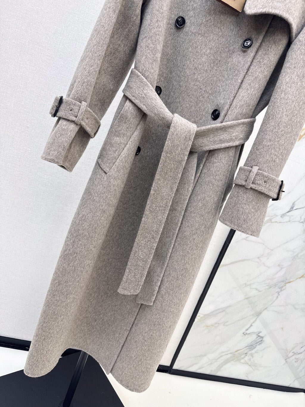 26Latest Autumn/Winter Double-Faced Wool Coat: Long, Waist-Cinching Design Exuding Sophisticated, Gentle Elegance