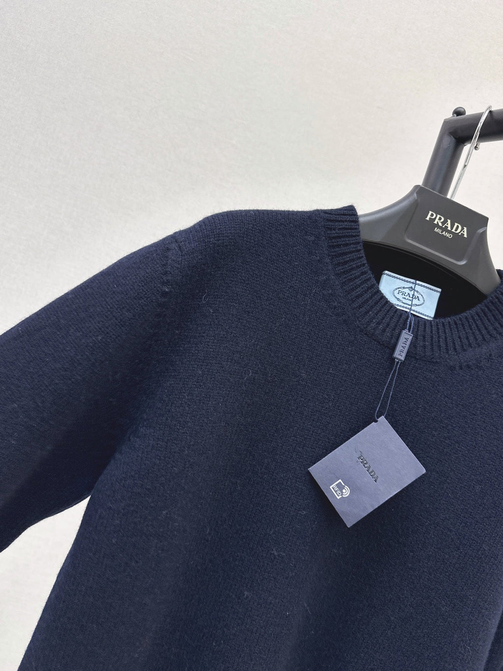 26Latest Autumn/Winter Crew-Neck Knit Sweater with Suede-Finish Elbow Patches