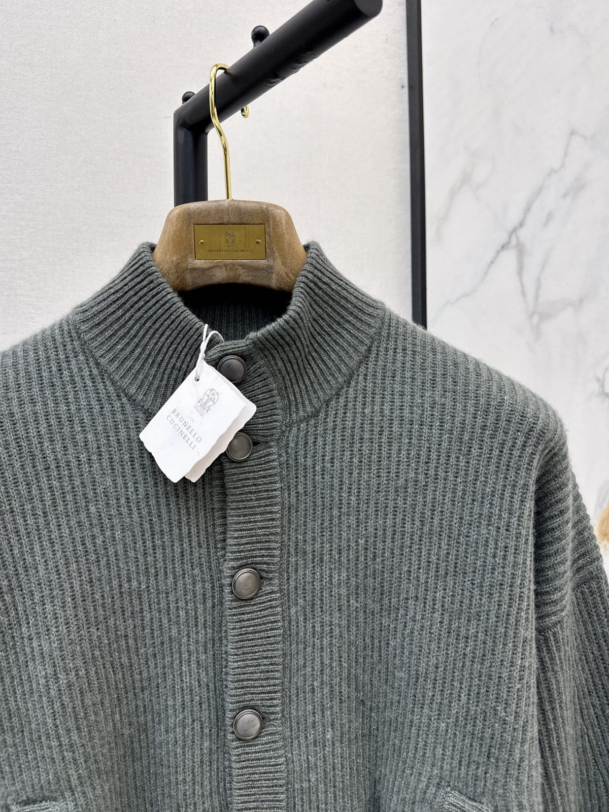 26Latest Autumn/Winter "Old Money" Style: Stand-Collar Cashmere Cardigan