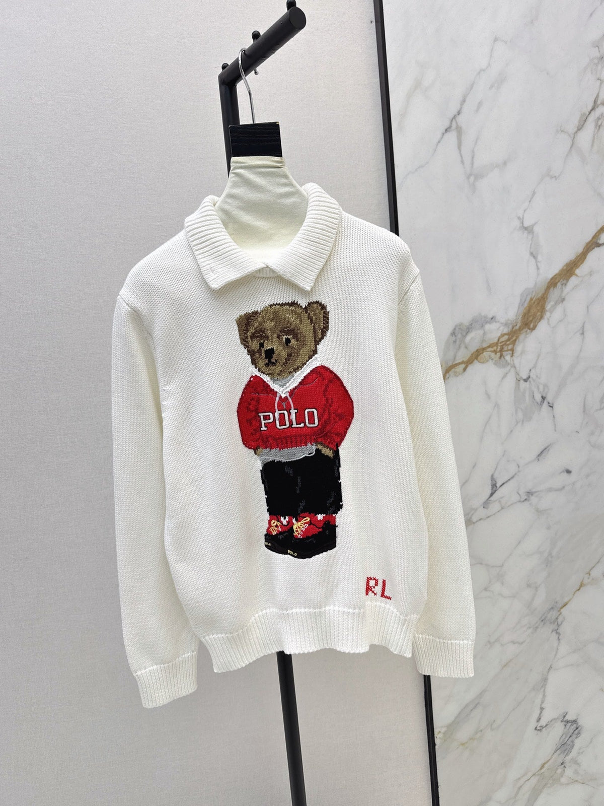26Latest Autumn/Winter "faux-layered" collared sweatshirt featuring an American-style aesthetic and a 3D-effect teddy bear design.