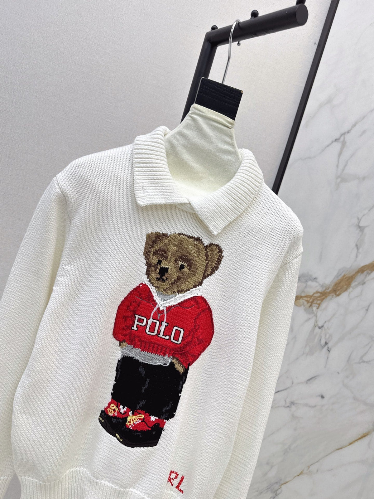26Latest Autumn/Winter "faux-layered" collared sweatshirt featuring an American-style aesthetic and a 3D-effect teddy bear design.