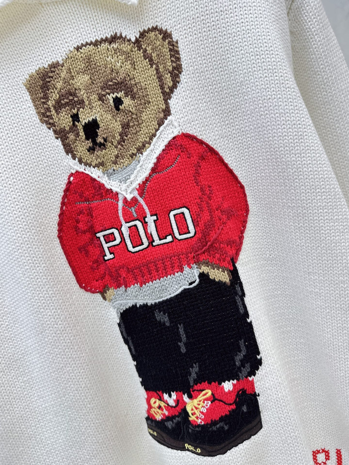 26Latest Autumn/Winter "faux-layered" collared sweatshirt featuring an American-style aesthetic and a 3D-effect teddy bear design.