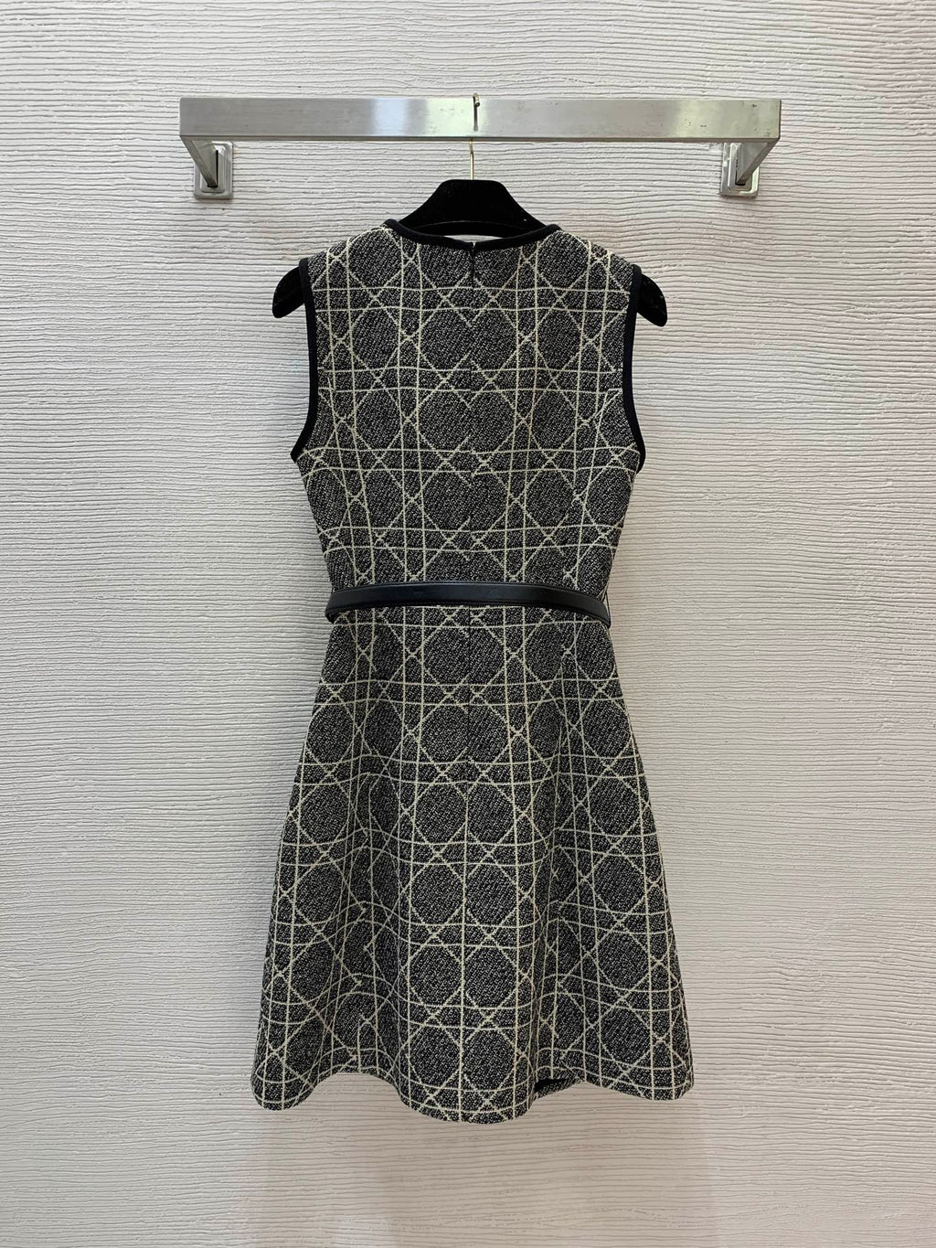 26New Slimming A-Line Sleeveless Dress with Round Neck