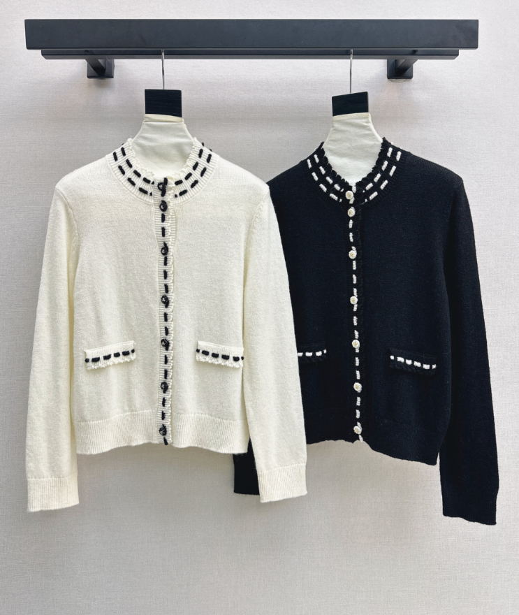 26Latest Autumn/Winter Color-Block Cardigan with Hand-Applied Beading and Round Neck