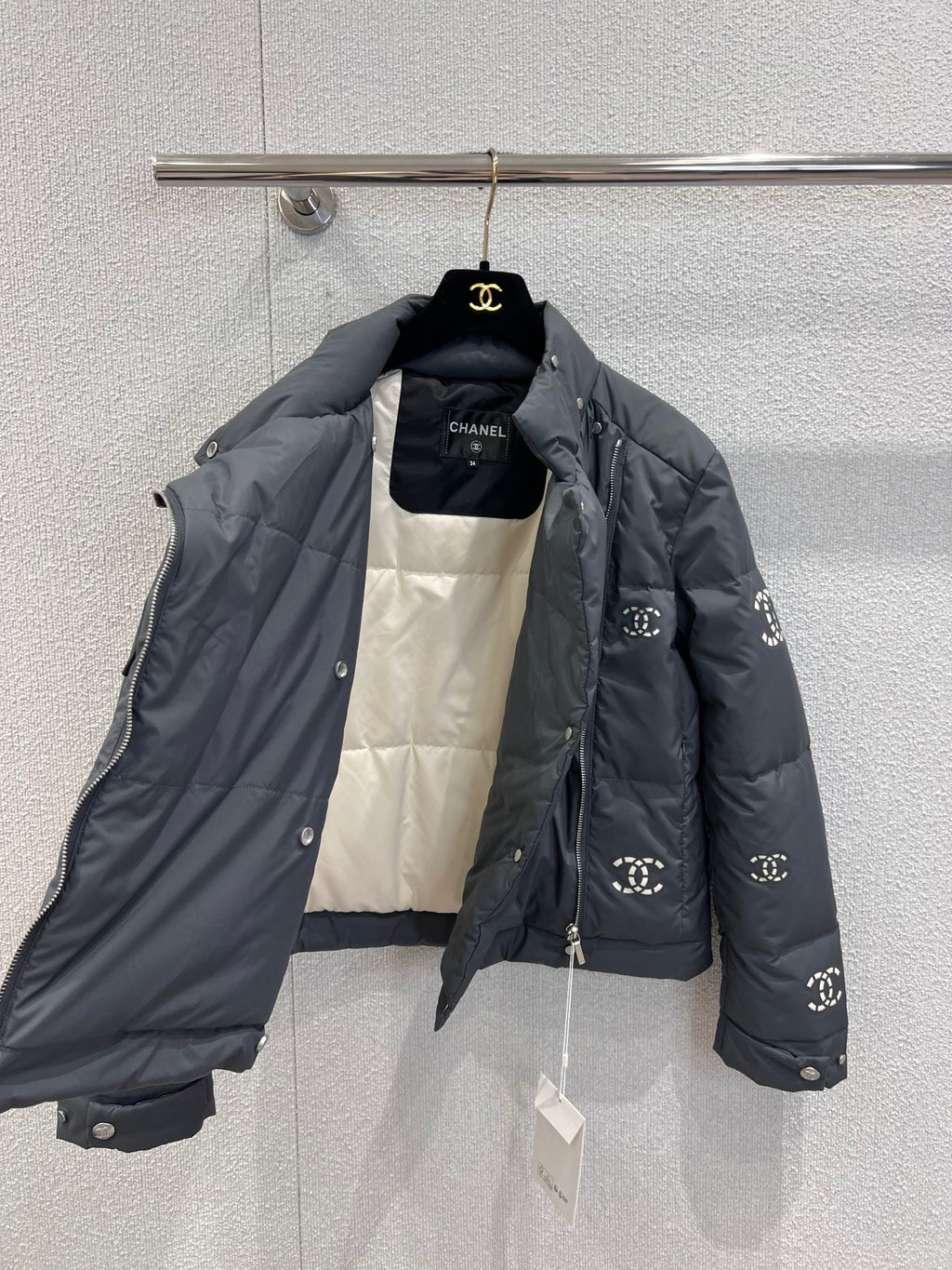 Hollowed-out, seam-sealed short down jacket
